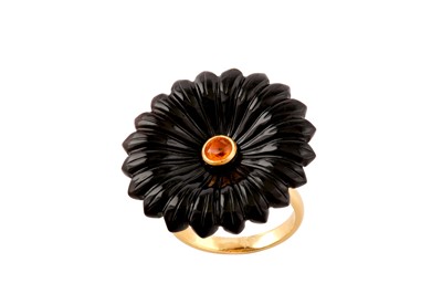 Lot 179 - An onyx flower ring