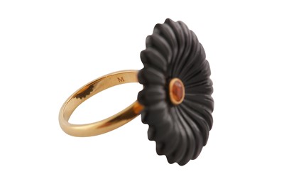 Lot 179 - An onyx flower ring