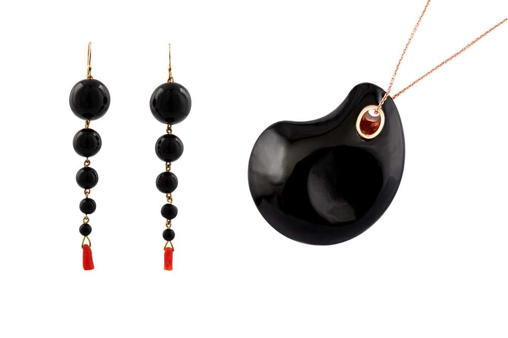 Lot 180 - λ An onyx necklace and a pair of onyx bead earrings