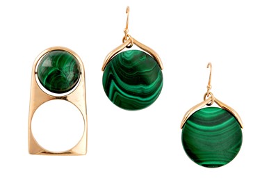 Lot 149 - A malachite ring and earrings