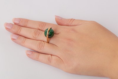 Lot 149 - A malachite ring and earrings