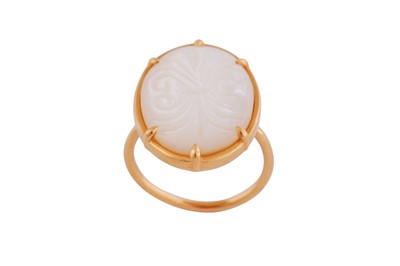Lot 787 - A MOTHER OF PEARL AND GOLD RING