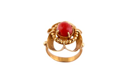 Lot 796 - λ  A CORAL RING