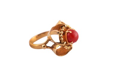 Lot 796 - λ  A CORAL RING