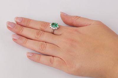 Lot 127 - An emerald and diamond cluster ring