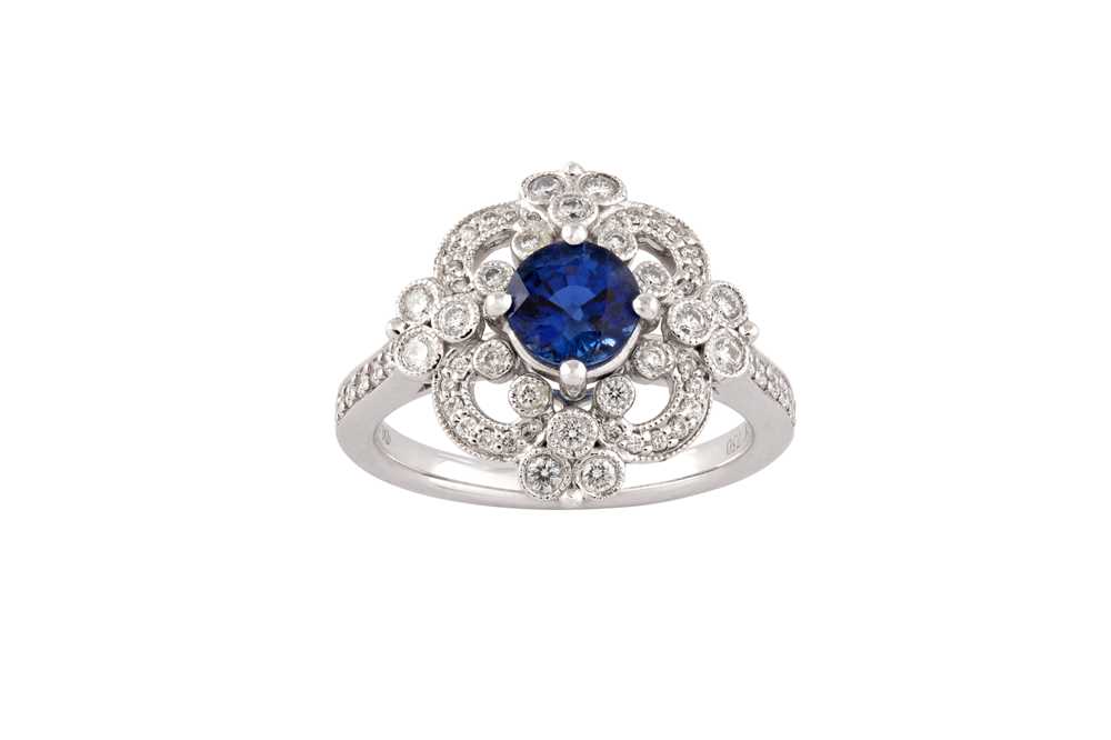 Lot 94 - A sapphire and diamond ring