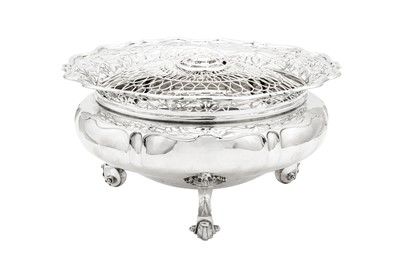 Lot 574 - An Edwardian sterling silver rose bowl, London 1905 by Goldsmiths and Silversmiths