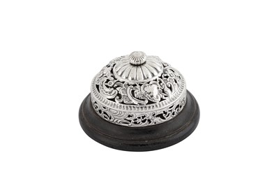 Lot 165 - A VICTORIAN STERLING SILVER TABLE BELL, LONDON 1899 BY WILLIAM COMYNS