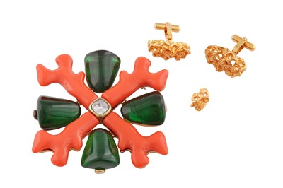 Lot 803 - A KENNETH JAY LANE FAUX CORAL AND EMERALD COSTUME JEWELLERY BROACH, 20TH CENTURY