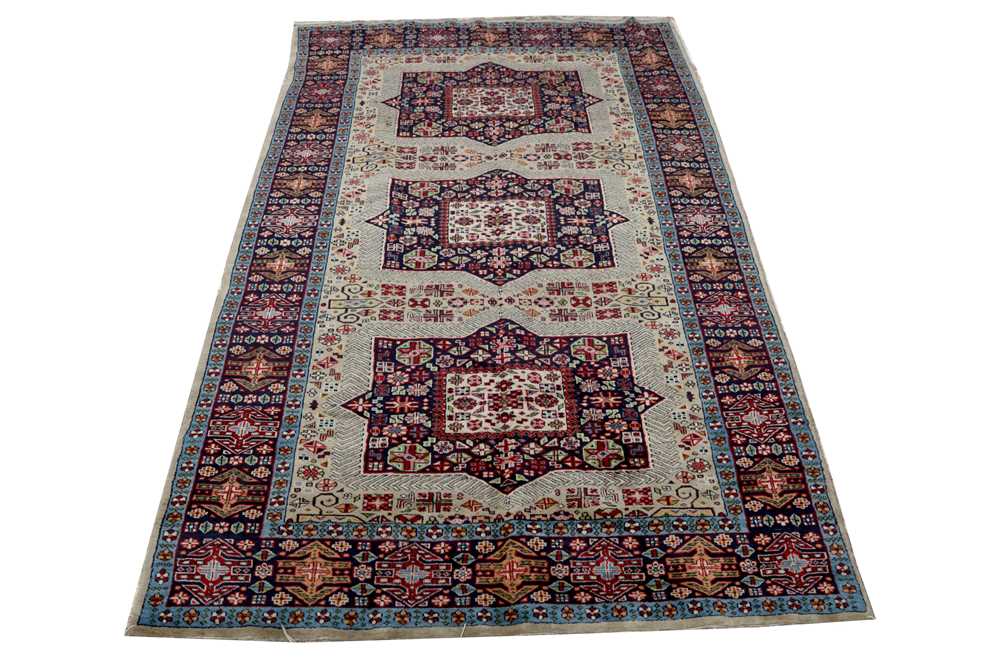 Lot 415 - A FINE PAKISTANI RUG