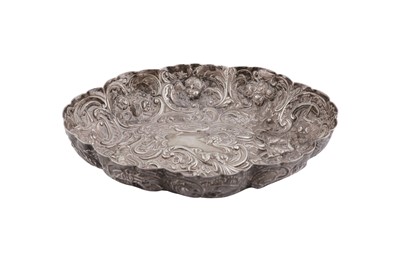 Lot 897 - A VICTORIAN STERLING SILVER DISH, LONDON 1895 BY WILLIAM COMYNS