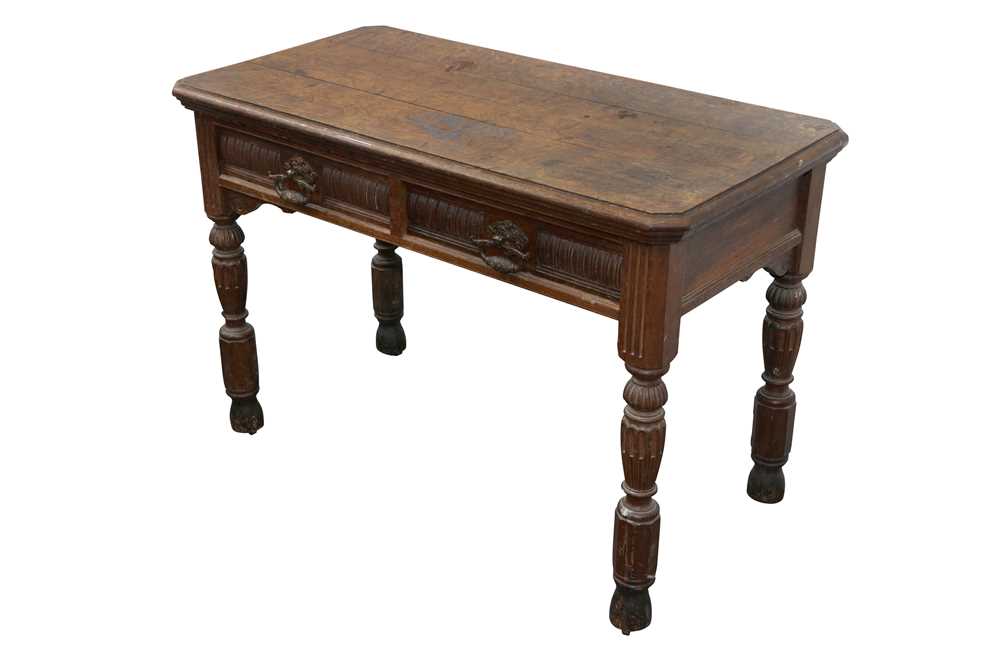 Lot 191 - A VICTORIAN OAK SIDE TABLE