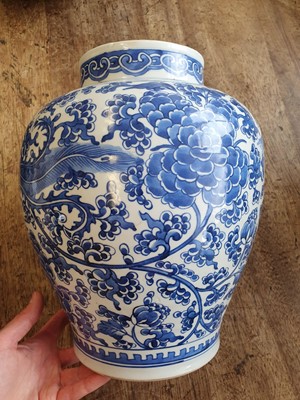 Lot 89 - A CHINESE BLUE AND WHITE BALUSTER 'PHOENIX' JAR AND A COVER.