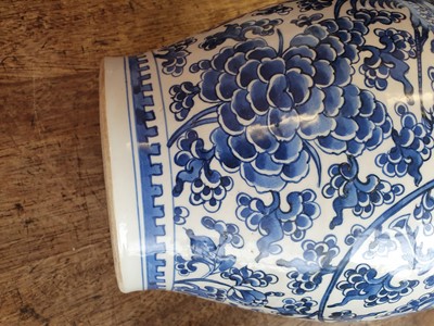 Lot 89 - A CHINESE BLUE AND WHITE BALUSTER 'PHOENIX' JAR AND A COVER.