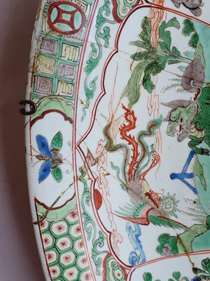 Lot 86 - A MASSIVE CHINESE FAMILLE VERTE 'BIRDS AND BEASTS' CHARGER.