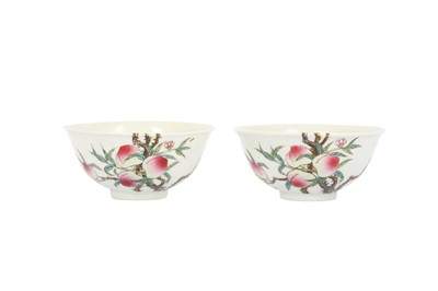 Lot 375 - A PAIR OF CHINESE FAMILLE ROSE 'PEACHES AND BATS' BOWLS.