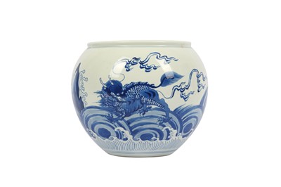 Lot 448 - A SMALL CHINESE BLUE AND WHITE 'MYTHICAL BEASTS' FISHBOWL.