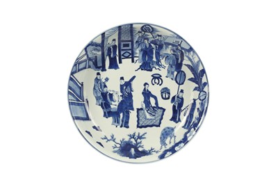Lot 151 - A CHINESE BLUE AND WHITE FIGURATIVE CHARGER.