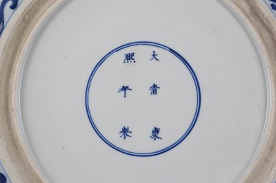 Lot 152 - A CHINESE BLUE AND WHITE 'LOTUS SCROLL' CHARGER.