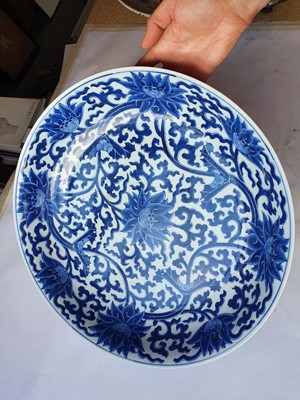 Lot 152 - A CHINESE BLUE AND WHITE 'LOTUS SCROLL' CHARGER.