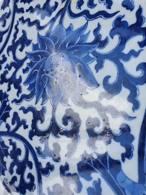 Lot 152 - A CHINESE BLUE AND WHITE 'LOTUS SCROLL' CHARGER.