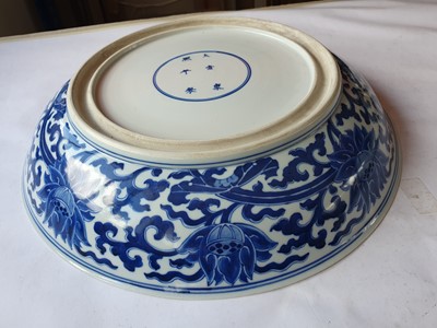 Lot 152 - A CHINESE BLUE AND WHITE 'LOTUS SCROLL' CHARGER.