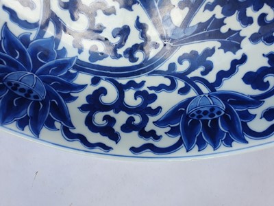 Lot 152 - A CHINESE BLUE AND WHITE 'LOTUS SCROLL' CHARGER.