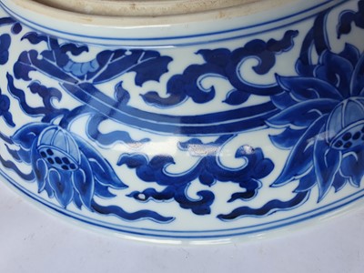 Lot 152 - A CHINESE BLUE AND WHITE 'LOTUS SCROLL' CHARGER.