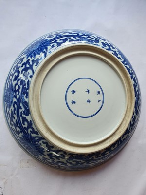 Lot 152 - A CHINESE BLUE AND WHITE 'LOTUS SCROLL' CHARGER.