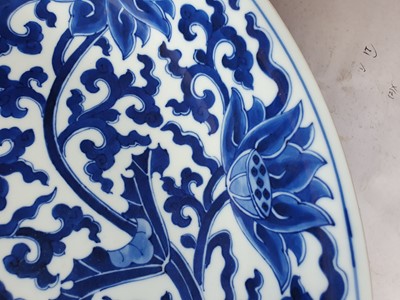 Lot 152 - A CHINESE BLUE AND WHITE 'LOTUS SCROLL' CHARGER.