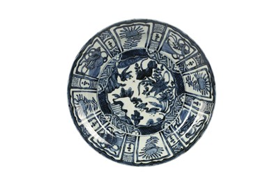 Lot 150 - A CHINESE BLUE AND WHITE KRAAK PORCELAIN 'DUCKS' CHARGER.