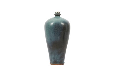 Lot 466 - A CHINESE JUNYAO VASE, MEIPING.