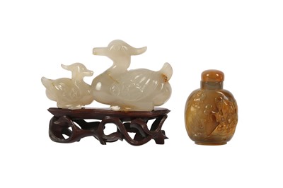 Lot 266 - A CHINESE AGATE 'DUCKS' CARVING AND AN AGATE SNUFF BOTTLE.