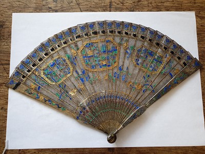 Lot 93 - A CHINESE SILVER FILIGREE AND ENAMEL FAN.