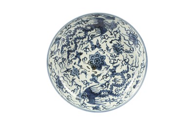 Lot 653 - A CHINESE BLUE AND WHITE KRAAK PORCELAIN 'PHOENIX' CHARGER.