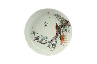 Lot 12 - A CHINESE FAMILLE VERTE 'BIRD' CHARGER.