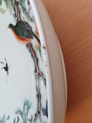 Lot 12 - A CHINESE FAMILLE VERTE 'BIRD' CHARGER.
