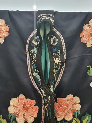 Lot 133 - A CHINESE EMBROIDERED BLUE-GROUND SILK LADY'S JACKET.
