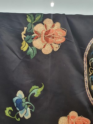Lot 133 - A CHINESE EMBROIDERED BLUE-GROUND SILK LADY'S JACKET.