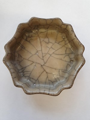 Lot 31 - A CHINESE CRACKLE-GLAZED 'MALLOW' BRUSH WASHER.