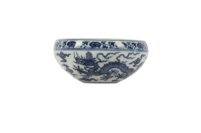 Lot 702 - A CHINESE BLUE AND WHITE 'DRAGON' BRUSH WASHER.