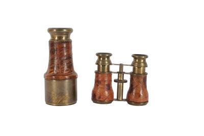 Lot 925 - A PAIR OF BRASS AND LEATHER COVERED OPERA GLASSES, LATE 19TH/EARLY 20TH CENTURY