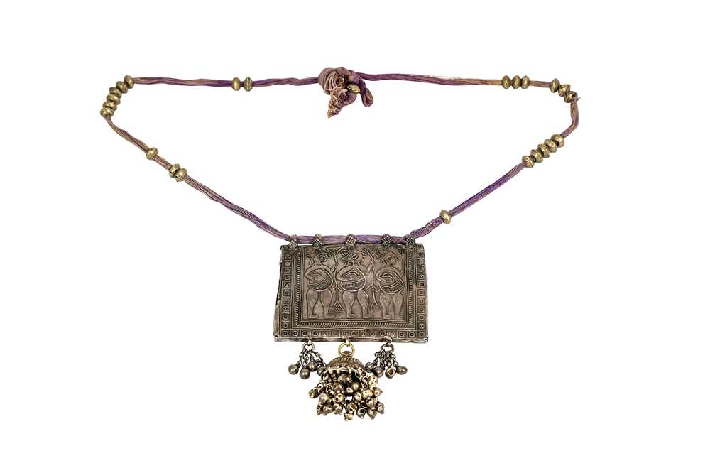 Lot 364 - A TRIBAL INDIAN SILVER NECKLACE