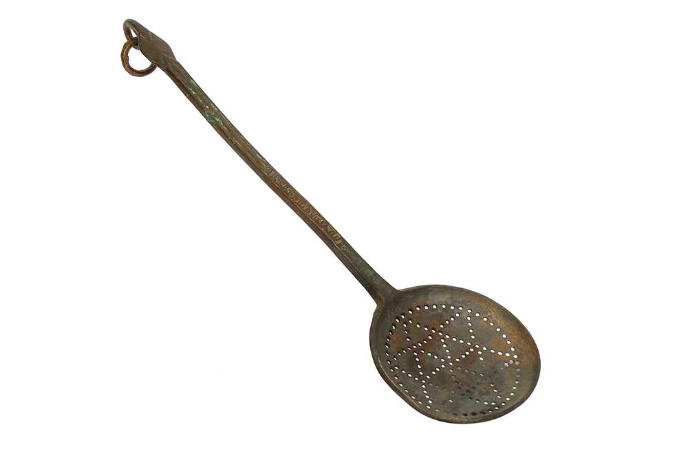 Lot 492 - A COPPER SKIMMING SPOON WITH PIERCED HEAD