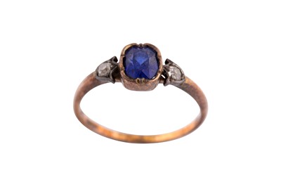 Lot 705 - AN EARLY 20TH CENTURY SAPPHIRE AND DIAMOND RING