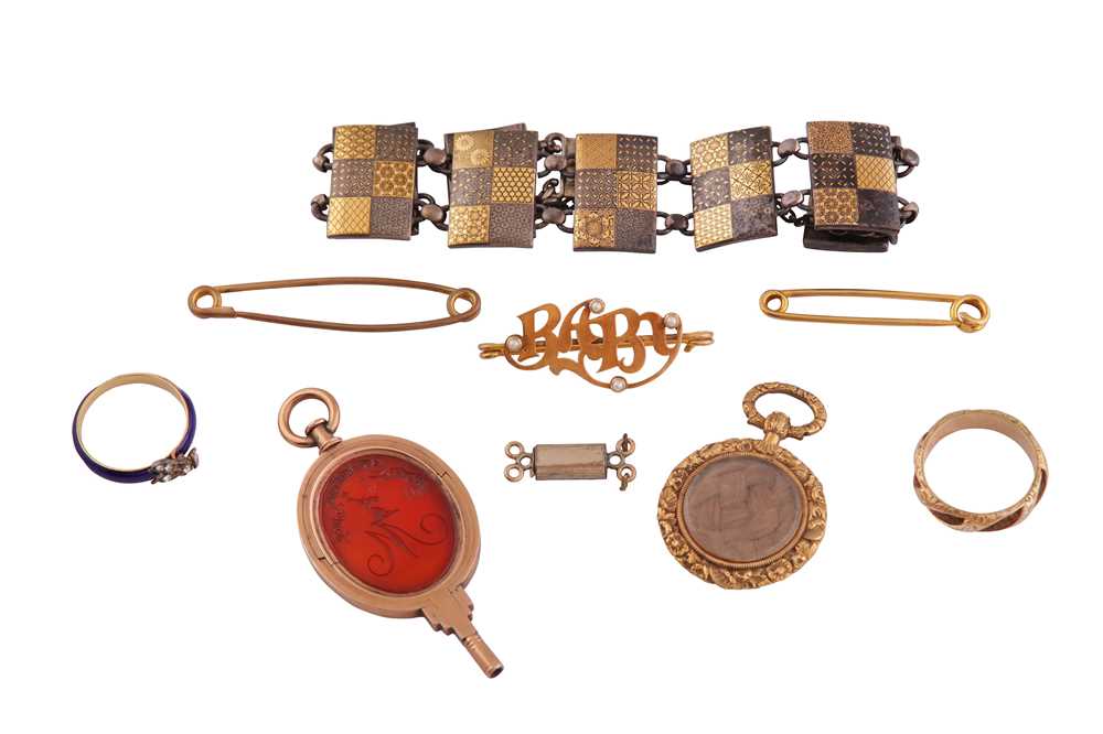 Lot 717 - A SMALL COLLECTION OF JEWELLERY