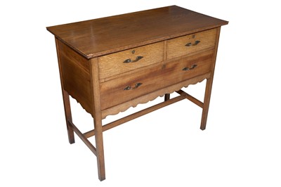 Lot 224 - AN ARTS & CRAFTS INSPIRED OAK SIDEBOARD, EARLY 20TH CENTURY