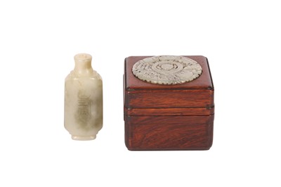 Lot 514 - A LARGE CHINESE PALE CELADON JADE SNUFF BOTTLE AND A JADE-INSET BOX AND COVER.