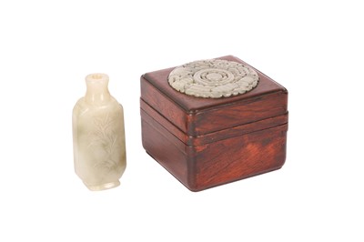 Lot 514 - A LARGE CHINESE PALE CELADON JADE SNUFF BOTTLE AND A JADE-INSET BOX AND COVER.