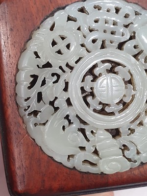 Lot 514 - A LARGE CHINESE PALE CELADON JADE SNUFF BOTTLE AND A JADE-INSET BOX AND COVER.